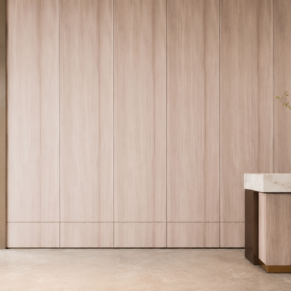 Aplicación de Enchapado Cedro en muebles modernos y proyectos interiores