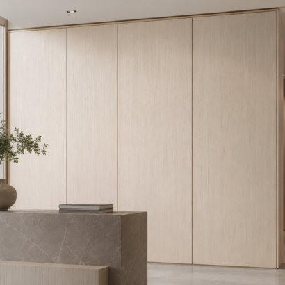Aplicación de Enchapado Fresno Rayado en muebles modernos y proyectos interiores