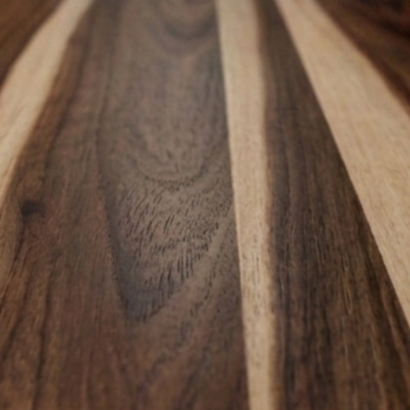 Veta natural de Enchapado Parota Salvaje para muebles con carácter