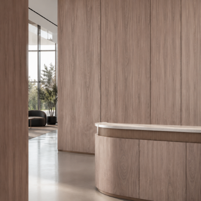 Aplicación de Enchapado Nogal en muebles modernos y proyectos interiores